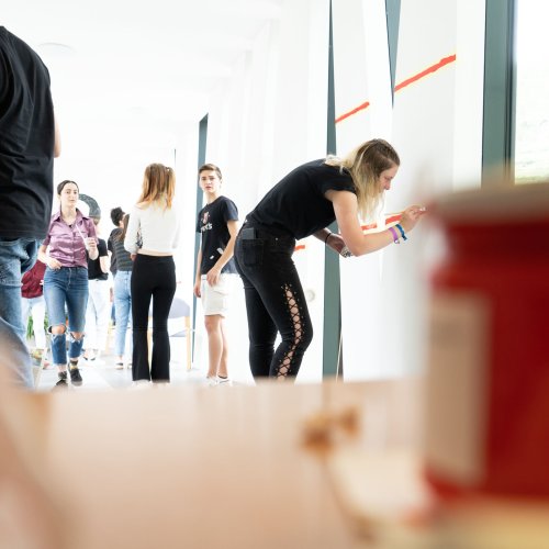 Der rote Faden – Schulhausgestaltung OHS