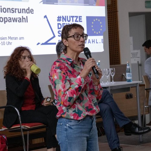 Europa hautnah erleben – Diskussionsrunde mit Südtiroler Politikern zur Europawahl an den Gymnasien Meran