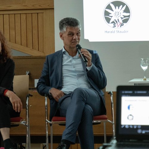 Europa hautnah erleben – Diskussionsrunde mit Südtiroler Politikern zur Europawahl an den Gymnasien Meran