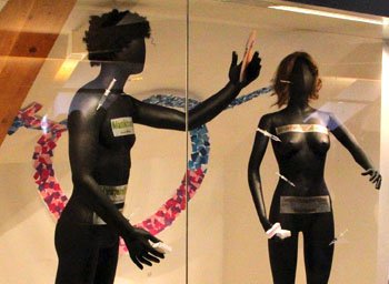 Gestaltung eines Schaufensters im Frauenmuseum