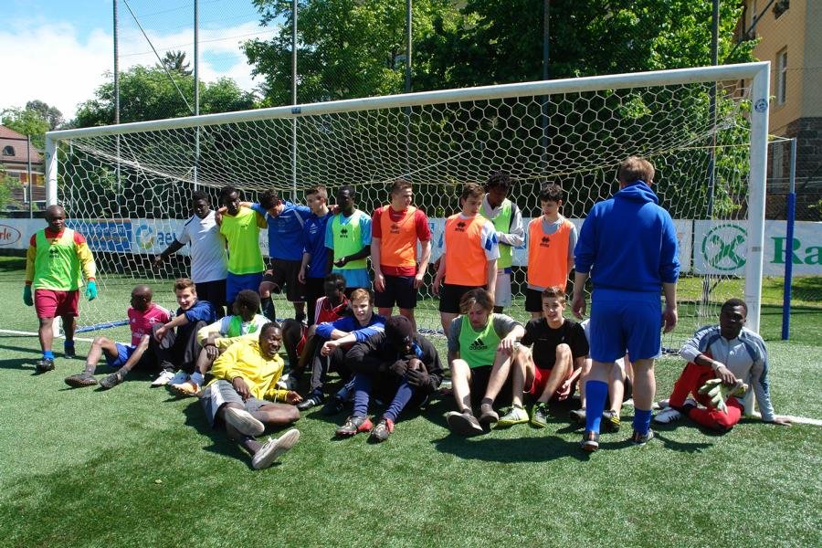 Là dove le parole non arrivano, forse può arrivare un pallone?