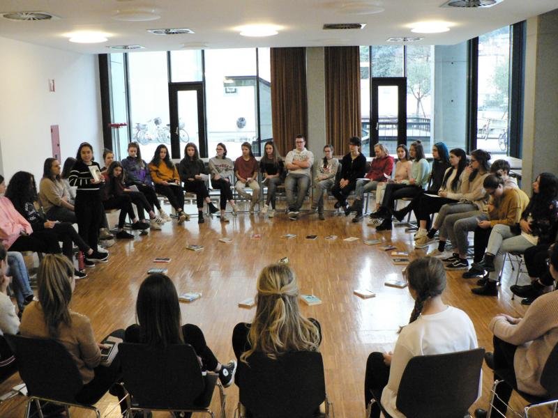 2C/sp e 2B/sp si scambiano lo zainetto dei libri